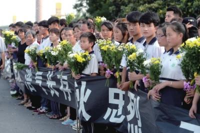 解放军南苏丹维和烈士遗体回家 20万人夹道迎接