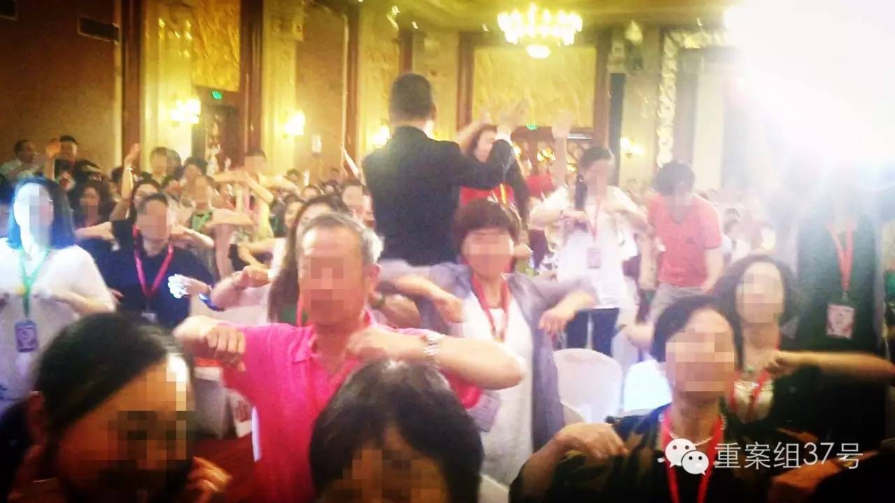 六月初，北京盛典现场， 主持人鼓动大家“挥动翅膀，参与共振”，“你挥动翅膀的幅度有多大，决定了领跑的程度有多大”。