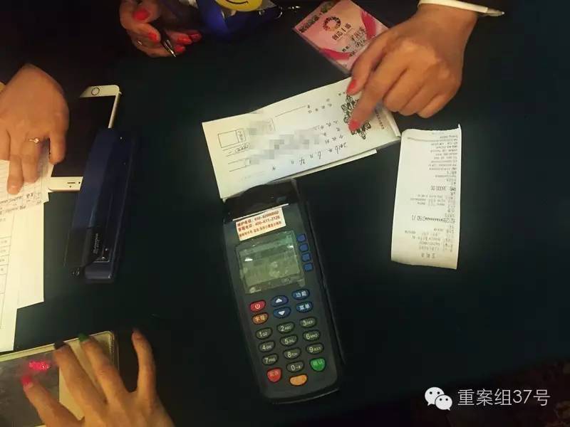 六月初，“创造丰盛”北京盛典会场，有人现场刷卡报名，除了一张手写收据，没有得到任何正规票据。