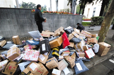 2015年11月19日，江苏省南京市，河海大学校园外的路上大堆的快递。图/视觉中国