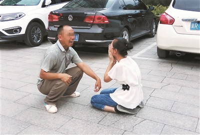 一位来自山西的父亲，在燕郊找到陷入传销组织的女儿，当街痛哭，求女儿回家