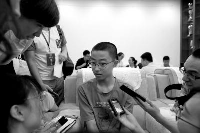 14岁的最小新生黄家琪淡定接受记者群访。