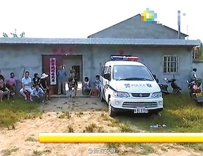 警方在案发现场了解情况