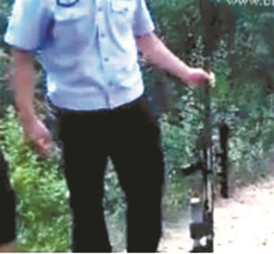 警方从水塘里起获枪支
