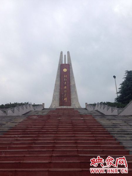 桐柏是革命老区，英雄纪念碑位于南端翠屏山上。