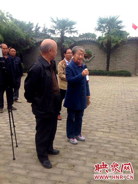 张景昉的儿子和女儿为记者们讲述南召的革命历史