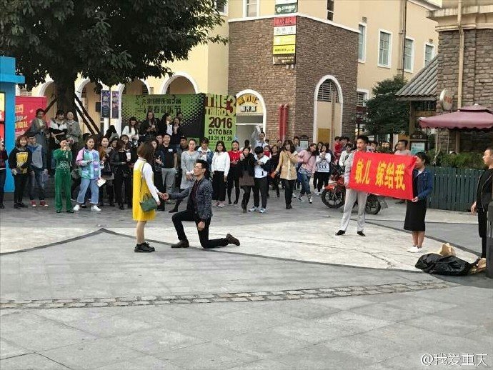 重庆一男子拿花圈当众向美女求婚 女孩果断拒绝