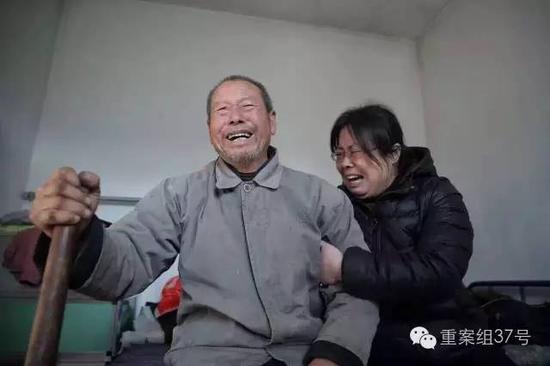 聂树斌父亲得知聂树斌被判无罪消息后失声痛哭。 新京报记者 彭子洋 摄