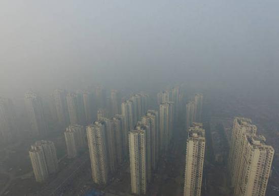 　　近期频繁袭来的大范围严重雾霾，不时启动的空气重污染预警，让京津冀及周边地区的人们心中焦虑。