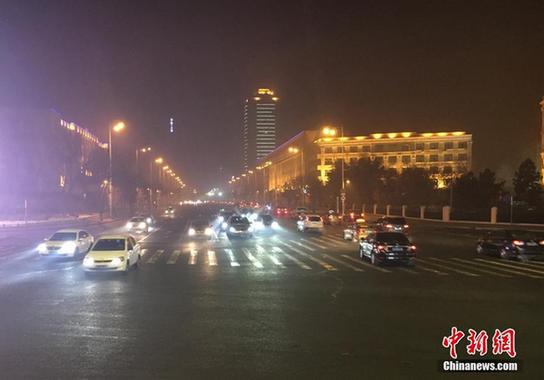 1月4日，哈尔滨在当日中午发布“重污染天气二级（橙色）预警”。