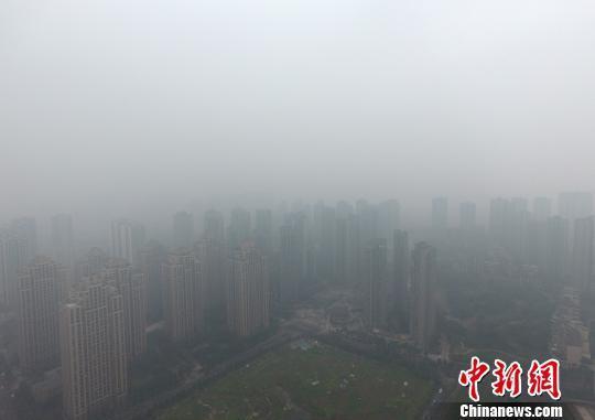  1月5日，重庆主城上空一片灰蒙蒙。
