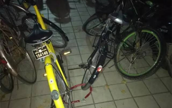 网友拍摄的私自给共享单车上锁占为己有的行为。