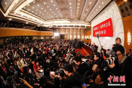 资料图：2016年3月2日，全国政协十二届四次会议新闻发布会在北京人民大会堂举行，大会新闻发言人王国庆回答记者提问。 中新社记者 杜洋 摄