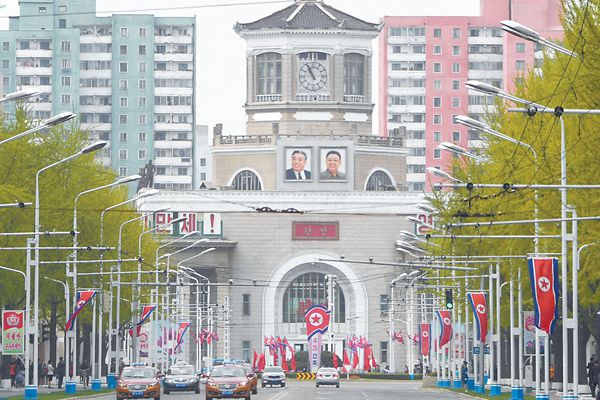 4月25日是朝鲜人民军建军85周年纪念日。图为24日的平壤街头。