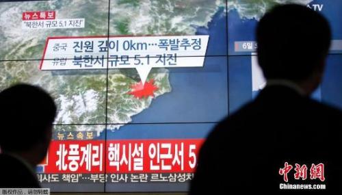 图三 资料图：韩国民众观看电视对朝鲜媒体试射氢弹的报道。