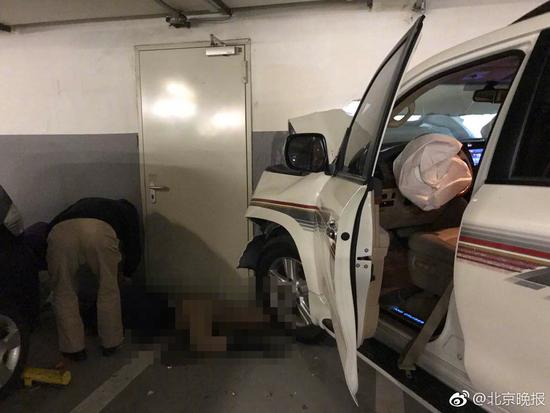 北京地库撞墙事故致1死 肇事司机为女性穿高跟鞋