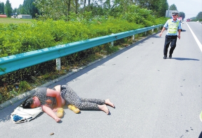 险！一女子躺高速路上睡大觉 漯河交警忙转移保安全