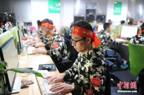 资料图：安徽芜湖某电商迎战双十一。中新社记者 张娅子 摄