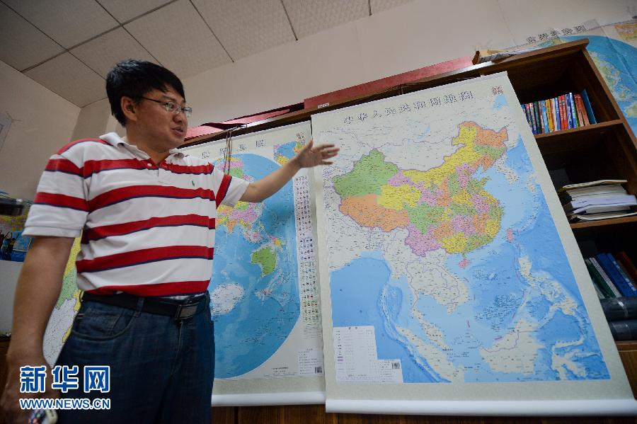 6月23日，湖南地图出版社总编辑雷宜逊在介绍竖版《中华人民共和国地图》。