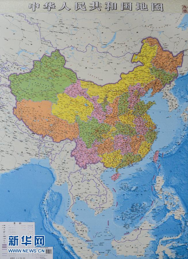 这是6月23日拍摄的竖版《中华人民共和国地图》。