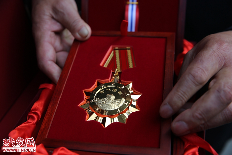 只有一双为人民服务的手，才能捧起这枚“时代楷模”的勋章。6月20日，“编外雷锋团”获“时代楷模”荣誉