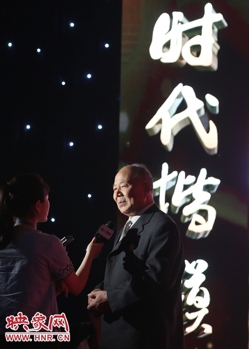 河南邓州“编外雷锋团”团长宋清梅，在“时代楷模”发布厅接受中央媒体现场采访。