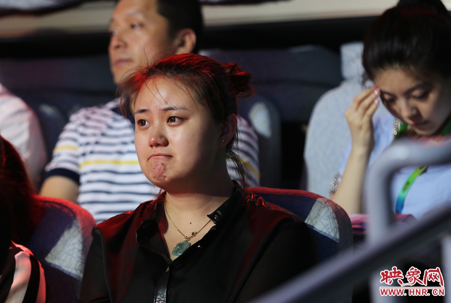 现场观众为河南邓州“编外雷锋团”的先进事迹感动，眼中含泪。