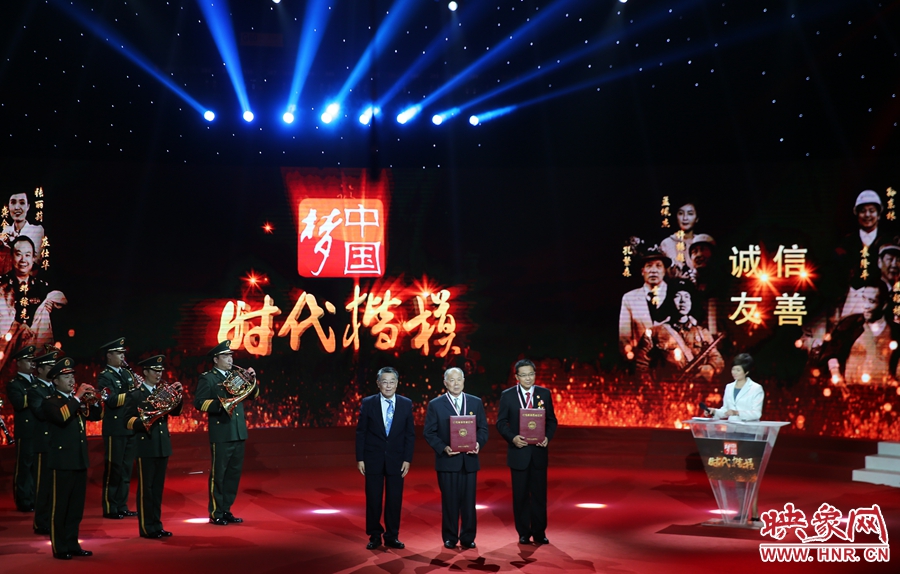 河南邓州“编外雷锋团”和黑龙江鹤岗市工农区法院孙波，被授予“时代楷模”荣誉称号。