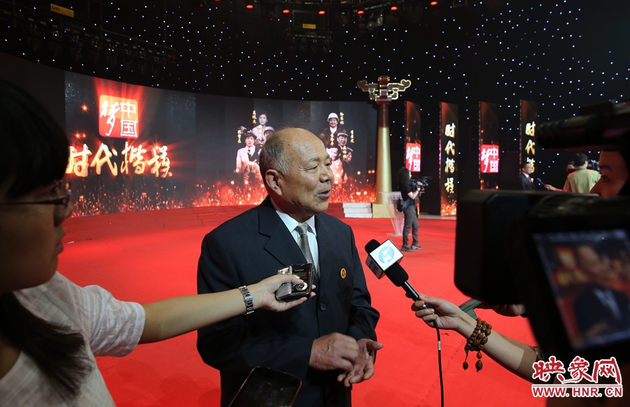河南邓州“编外雷锋团”团长宋清梅接受媒体采访。