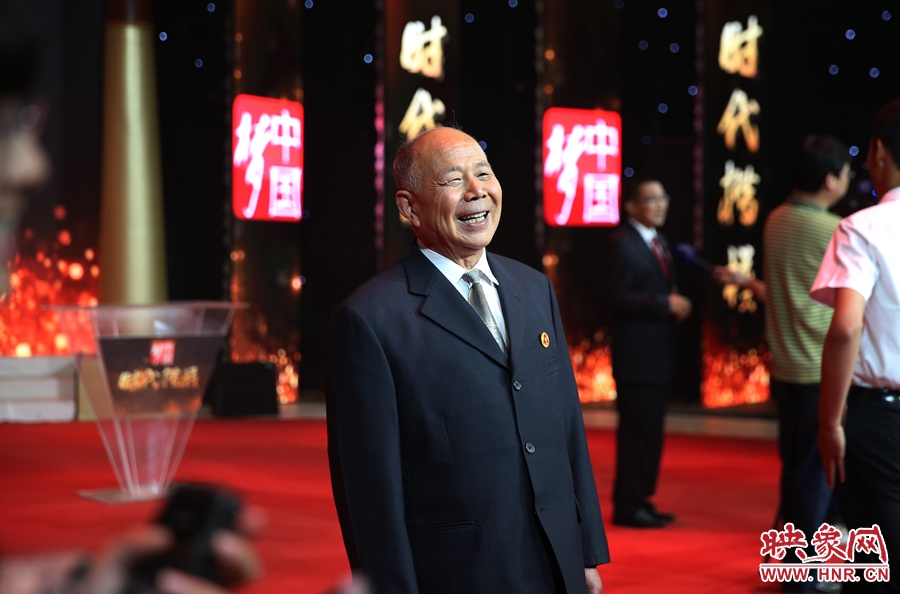 河南邓州“编外雷锋团”被中宣部授予“时代楷模”荣誉称号，团长宋清梅非常激动和高兴。