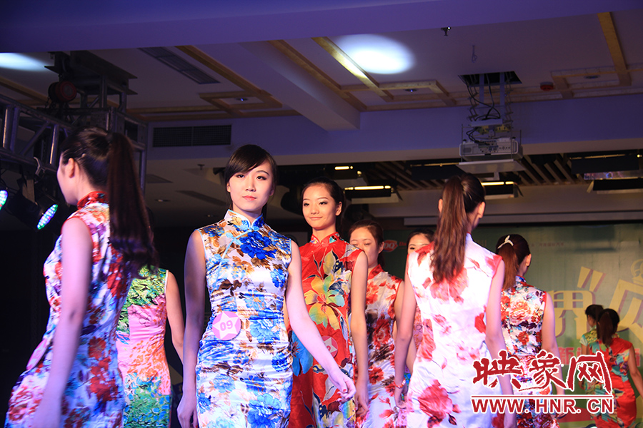 选手们身着中国的传统服装旗袍