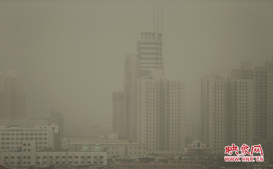 7月3日下午,郑州遇强对流天气,强风伴有沙尘。