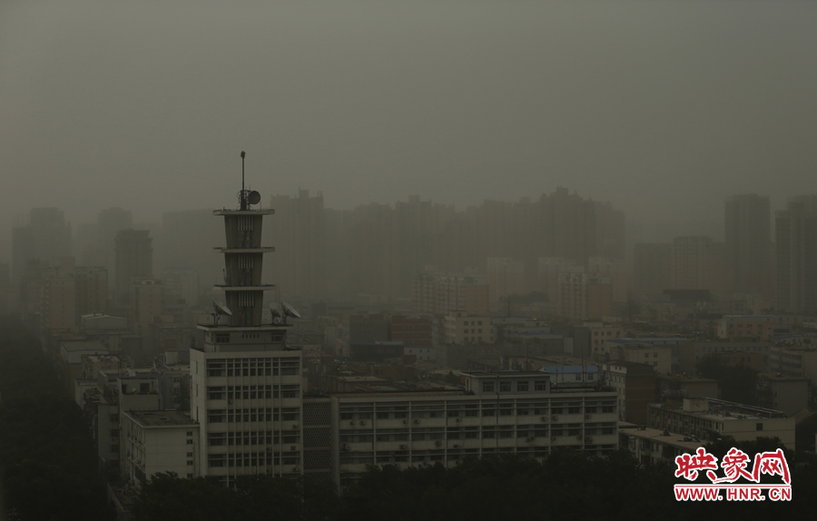 17时16分郑州上空阴云密布,天色暗淡。