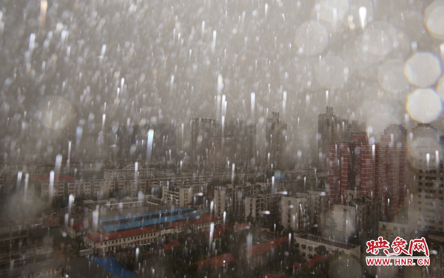 17时25分,郑州强降雨,紫荆山附近的市民真切地感受到了什么叫大雨倾盆。