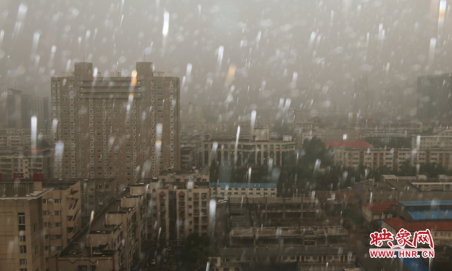 17时25分,郑州强降雨,紫荆山附近的市民真切地感受到了什么叫大雨倾盆。