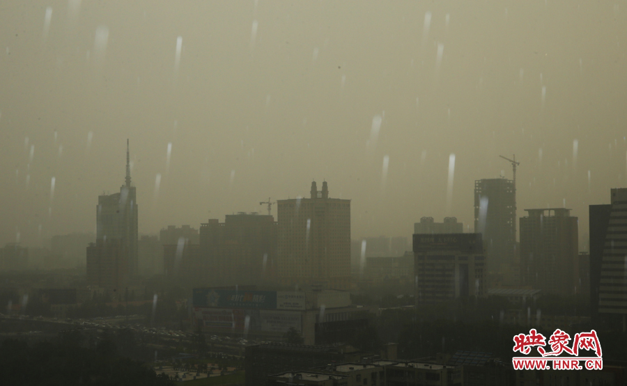 17时29分,郑州强降雨,紫荆山附近的市民真切地感受到了什么叫大雨倾盆。