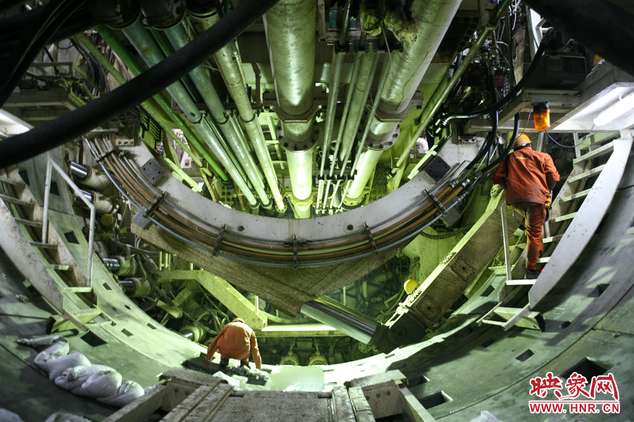 2008年4月12日穿黄工程隧洞管片拼装有序