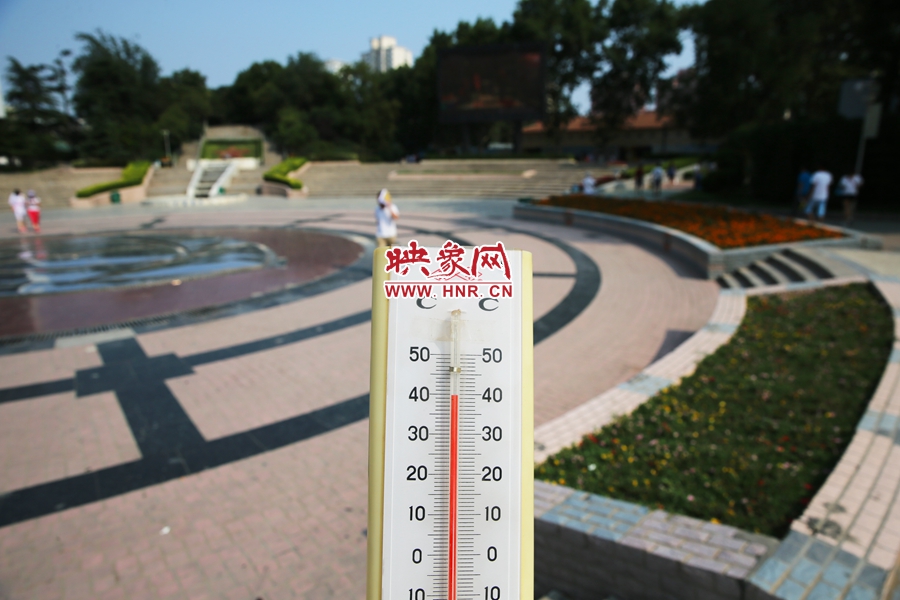 7月8日下午，紫荆山公园气温为39度（温度计悬空测量），相比人防纳凉处高14度。