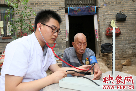 河南省中医院郭允医生为老人检查身体。