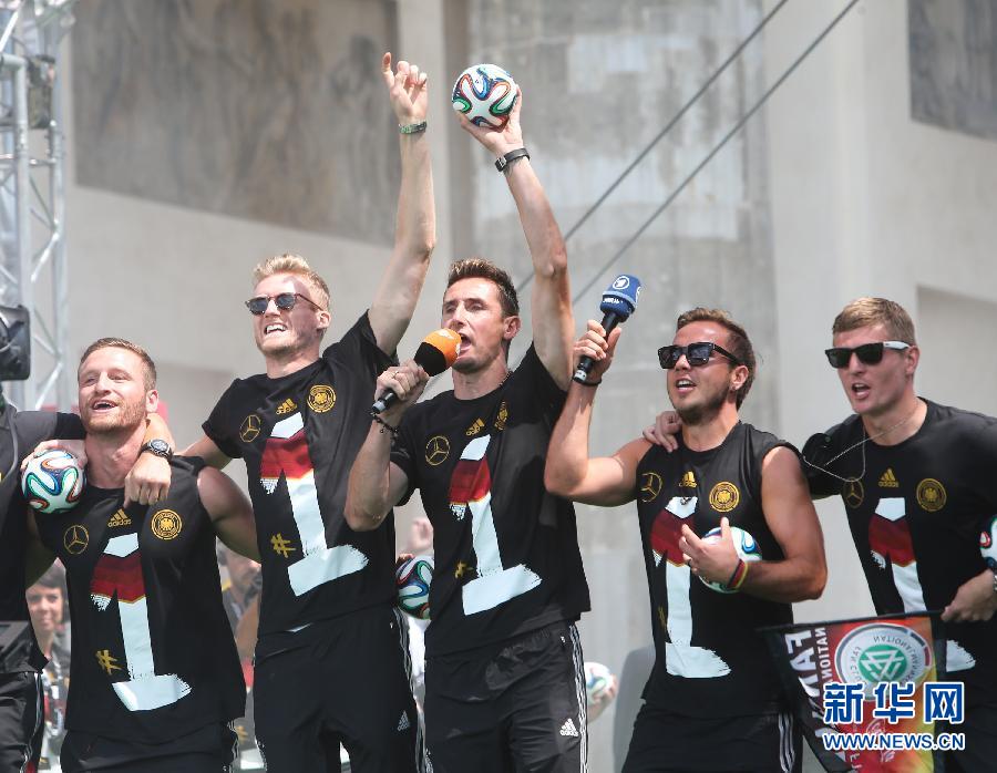 7月15日，德国队球员克洛泽（中）、格策（右二）等参加庆祝活动。