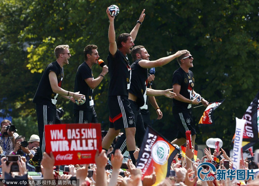 当地时间2014年7月15日，德国柏林，德国队归国举行夺冠巡游。