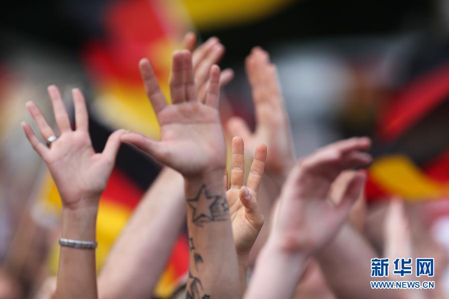 7月15日，球迷迎接凯旋的德国国家队。