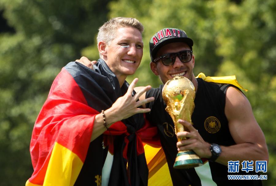 7月15日，德国队球员施魏因施泰格（左）和波多尔斯基参加庆祝活动。