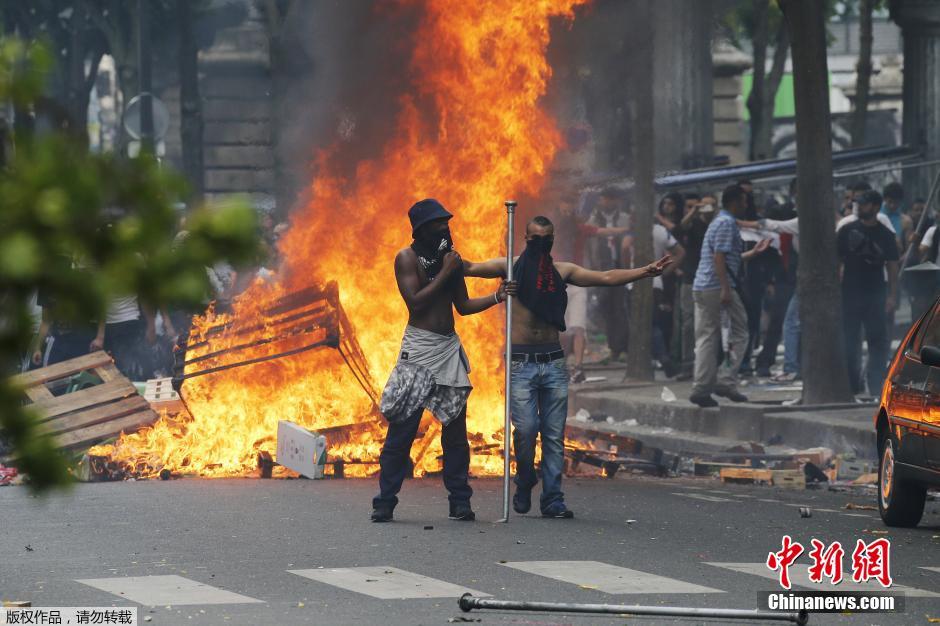 法国多地爆发反以游行