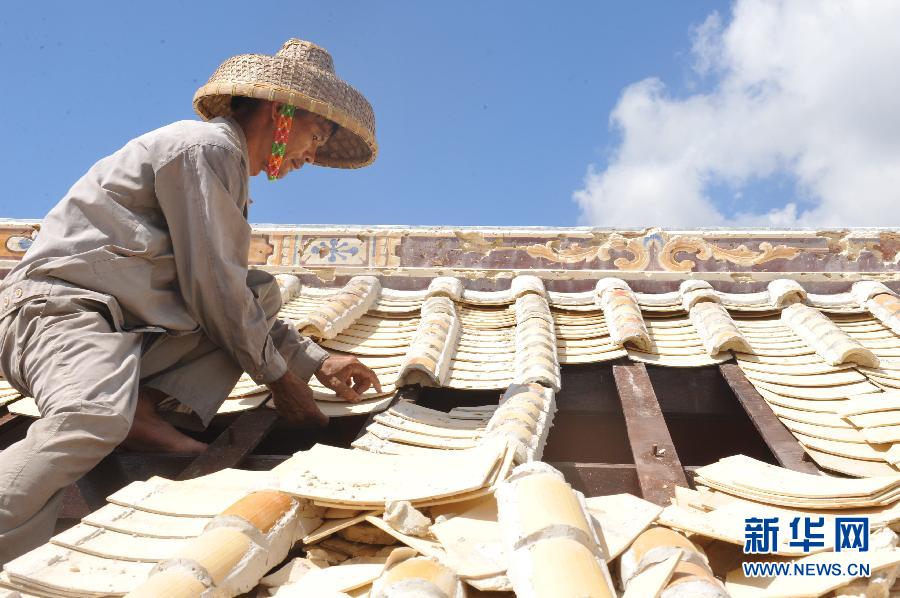 海南文昌群众开展灾后自救