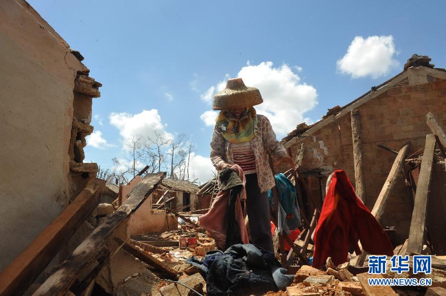 7月22日，海南省文昌市翁田镇龙马西村村民云玉荣在清理遭雨淋的衣物。
