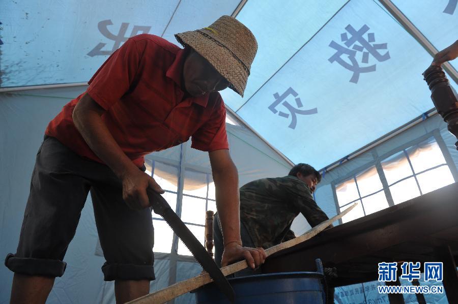 7月22日，海南省文昌市翁田镇龙马西村村民在救灾帐篷中安置新家。