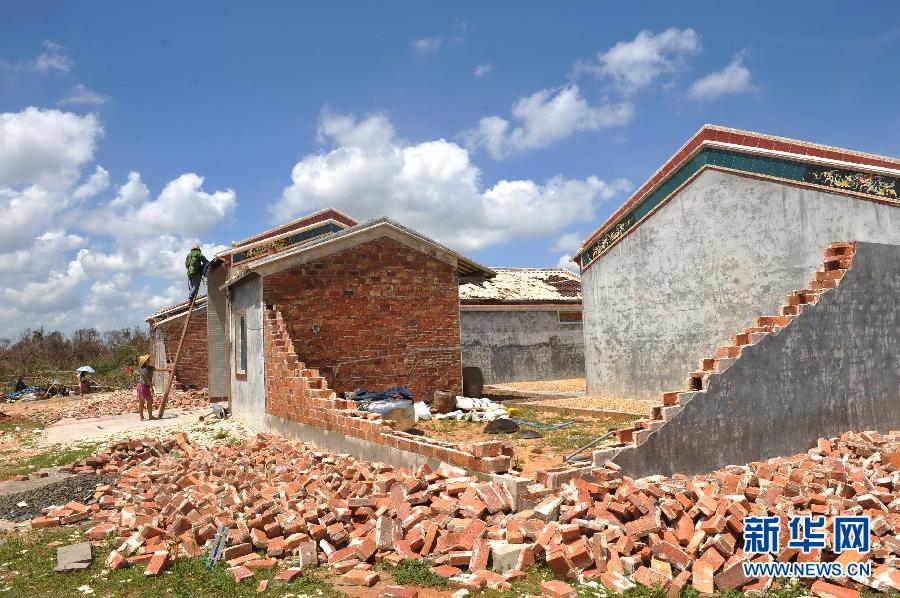 7月22日，海南省文昌市翁田镇龙马西村村民在修复台风中受损的房屋。