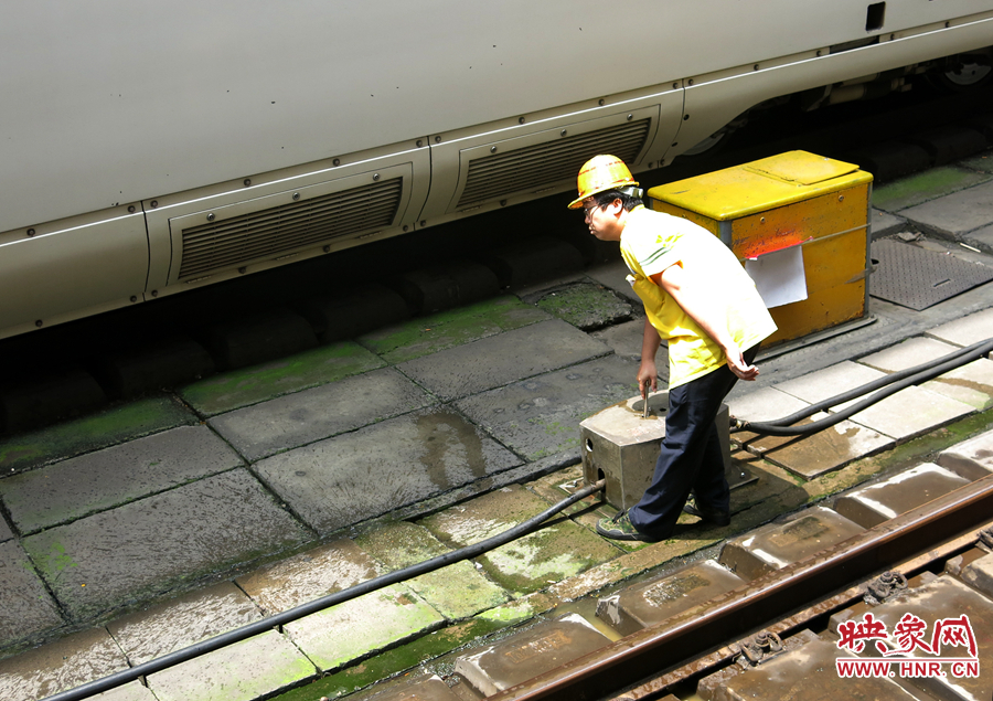 高温下的河南表情之二:郑州火车站上水工