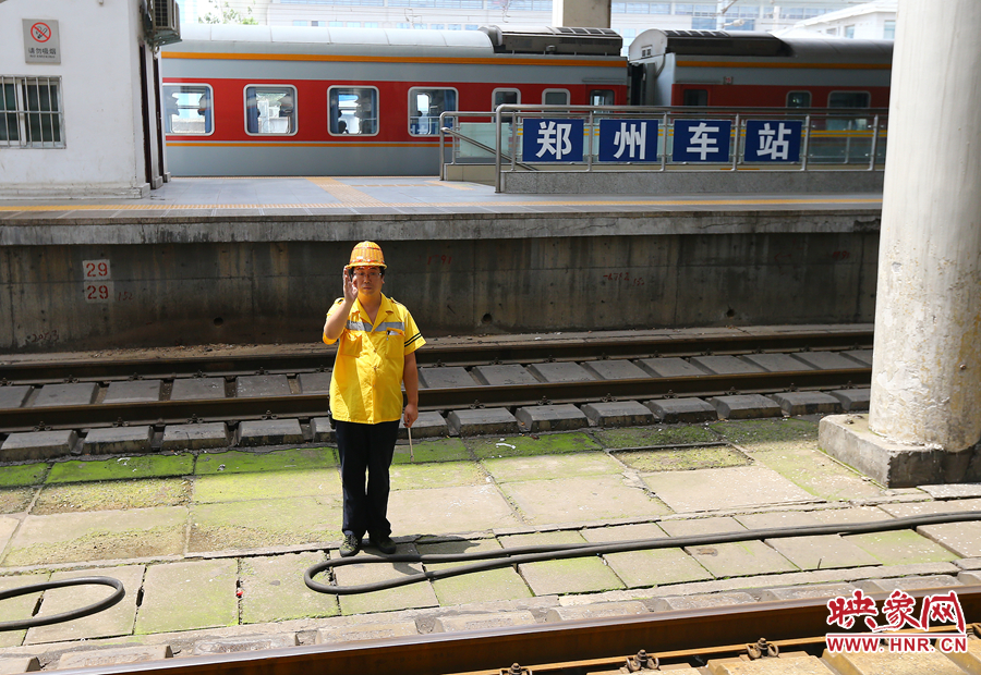 高温下的河南表情之二:郑州火车站上水工